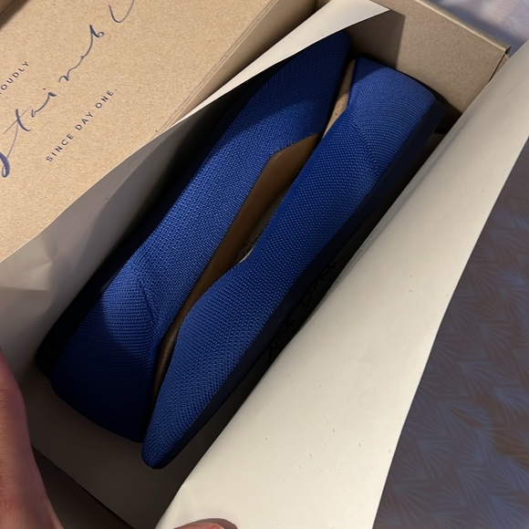 BRAND NEW NEVER BEEN WORN Cornflower Blue Rothy’s Point Flats - Picture 3 of 6